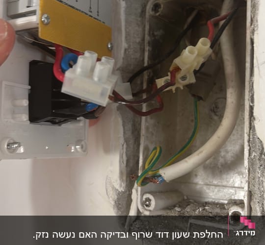 התקנת מודול טיימר בקיר עם חוטי חשמל חשופים